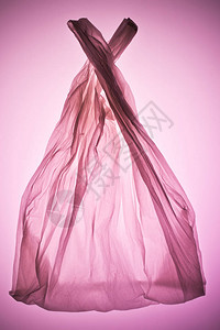 粉红色调光下皱巴的透明塑料袋图片