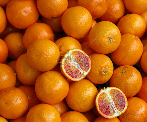 蔬菜水果摊上的橙子和橙片图片