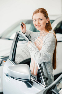 开心的女士拿着车钥匙站在经图片