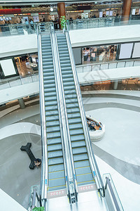 现代购物中心的自动扶梯图片