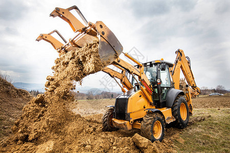 挖掘机在现场进行土方工程图片