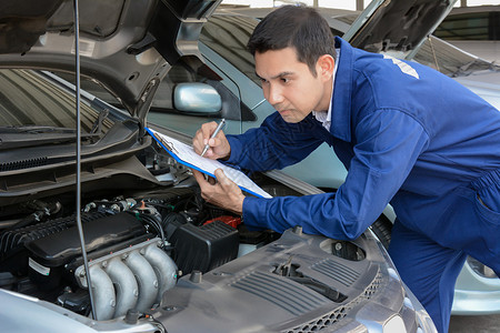 汽车机械或技术师在车库检图片