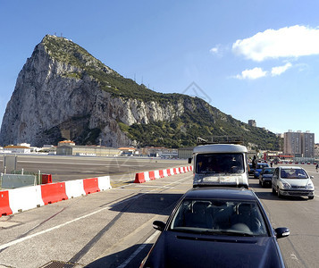 在直布罗陀和西班牙之间的英国边境等候的汽车背景是机场的跑道和直背景图片