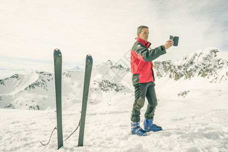 登山者用智能手机自拍图片