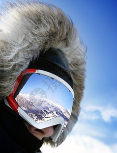 靠近一个男人的滑雪护目镜图片