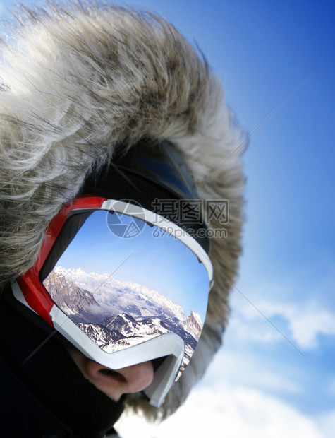靠近一个男人的滑雪护目镜图片