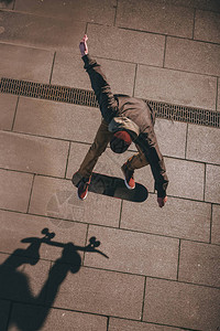 现代街头装饰表演技巧滑板手的高图片