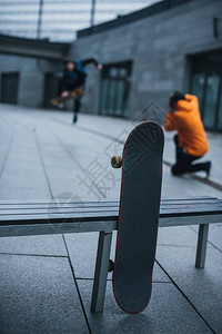 滑板人拍滑板玩花样的照片图片