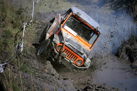 极端越野大泥泞中的跑车图片