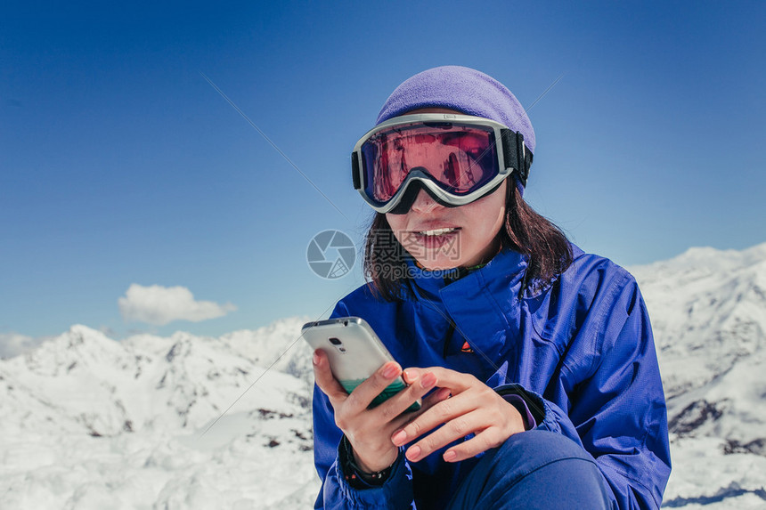 滑雪女人在智图片