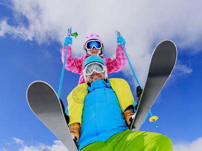 滑雪冬天雪滑雪者阳光和乐趣享图片