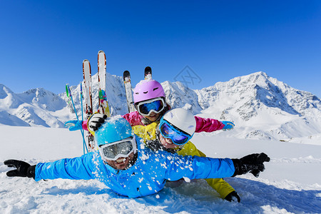 滑雪冬天雪滑雪者阳光和乐趣享图片