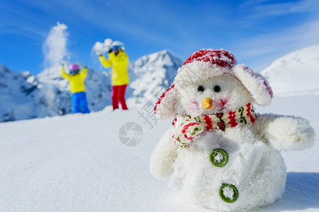 滑雪滑雪者阳光和冬季乐趣有雪人的滑图片