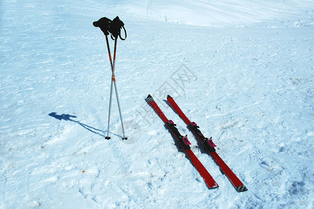 雪地里的滑雪板和杆子图片