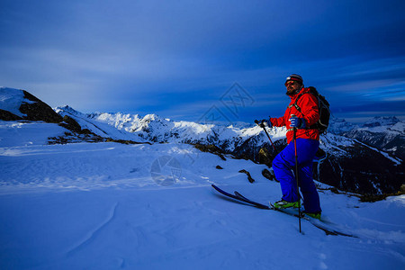 在美丽的冬季雪中滑雪的景象令人惊叹地展现了瑞背景图片