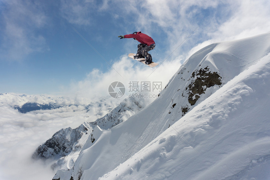 滑雪者在阴云的天空中跳跃图片