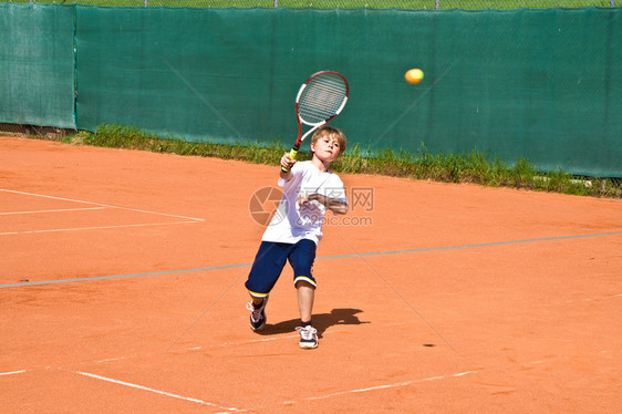 上网球课的男孩图片