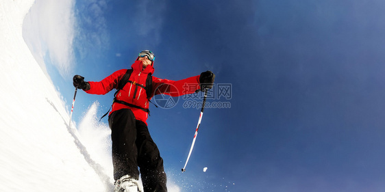 山地滑雪机在滑雪车道上运行高速翻转Sunny冬日概念图片