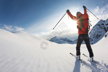 年轻的滑雪运动员在雪山的地貌上图片