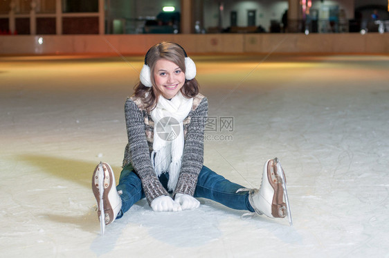 年轻美丽的女孩微笑在冰滑图片