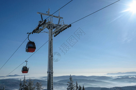 Gondola小木屋电梯在森林的滑雪度假胜地上图片