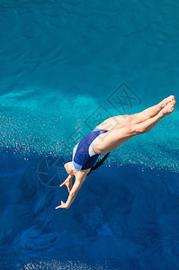 年轻女从跳板后部潜水时被图片
