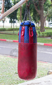 拳击袋挂在体育馆图片