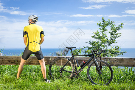 骑自行车的人在比赛中在灌木丛里撒尿图片