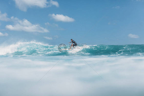 活跃男子在海洋冲浪图片