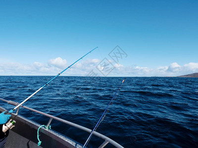 在公海上漂浮的渔船和鱼棒背景美丽的天空运动图片
