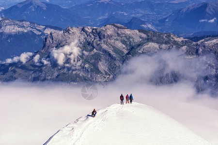 登山者们用山区设备爬山高山活图片
