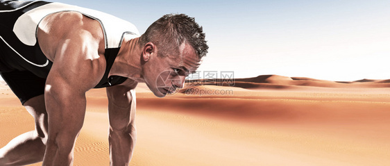 夏日热天在沙漠户外的极速运动员跑图片
