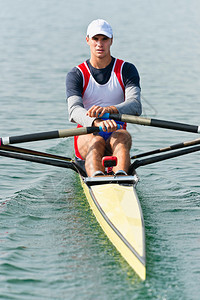 湖上单桨划船运动员图片