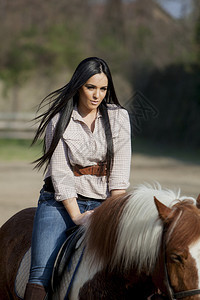 女孩骑马图片