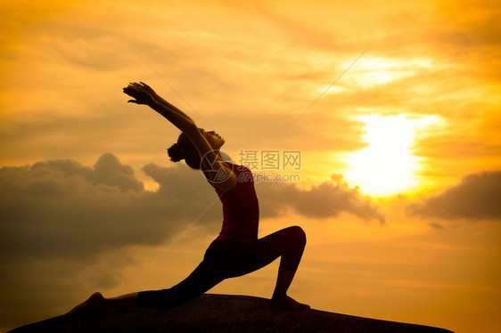 年青的亚洲女练瑜伽武士在图片
