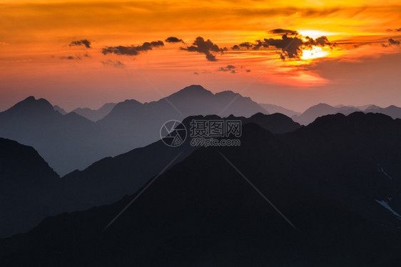 日落在罗马尼亚法加拉斯山上从摩多维亚努图片