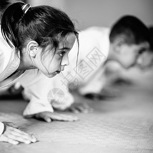 武术训练中的跆拳道少女图片