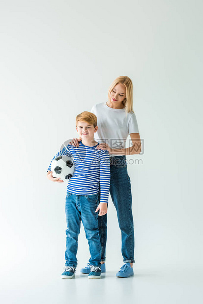 母亲和儿子站在足球图片