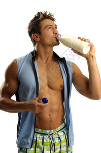 喝牛奶的年轻运动员图片
