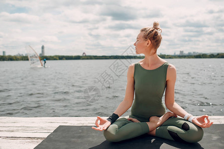 摆姿势的瑜伽女人背景图片