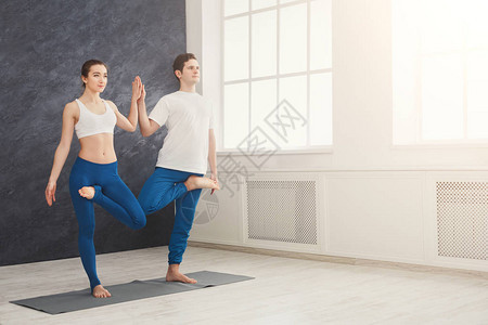 男女相互平衡地训练瑜伽图片