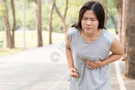 女慢跑时胸痛运动损伤概念图片