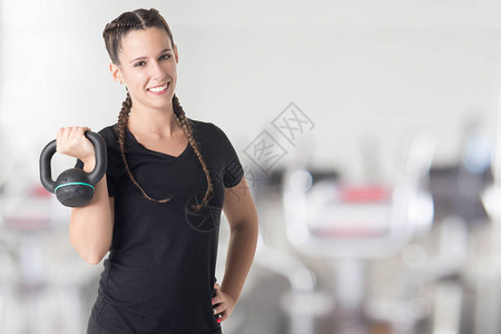 女子个人教练在健身房图片