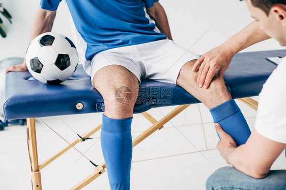 医院里足球运动员腿部骨折的物理治图片