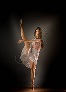 女芭蕾舞女芭蕾舞者单腿手臂伸展在前面图片