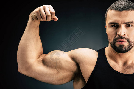 强力男子的有选择焦点显示肌肉背景图片