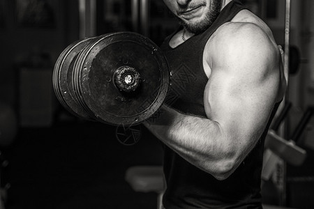 力量训练专业运动员在健身房工作告诉身体的肌肉进行困难的练习以取得