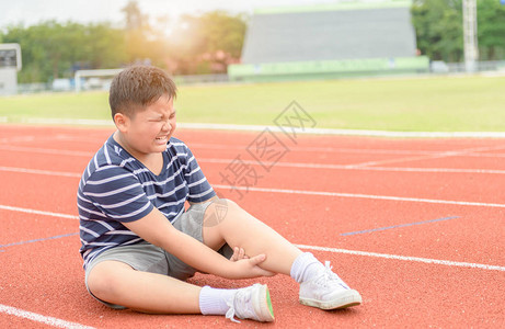 肥胖男孩在赛马场上受了幼崽的伤后感到痛苦图片