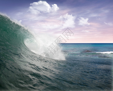 日出时在大西洋的波浪在幕后图片
