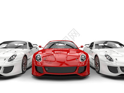 两辆白色汽车中间的红色运动图片